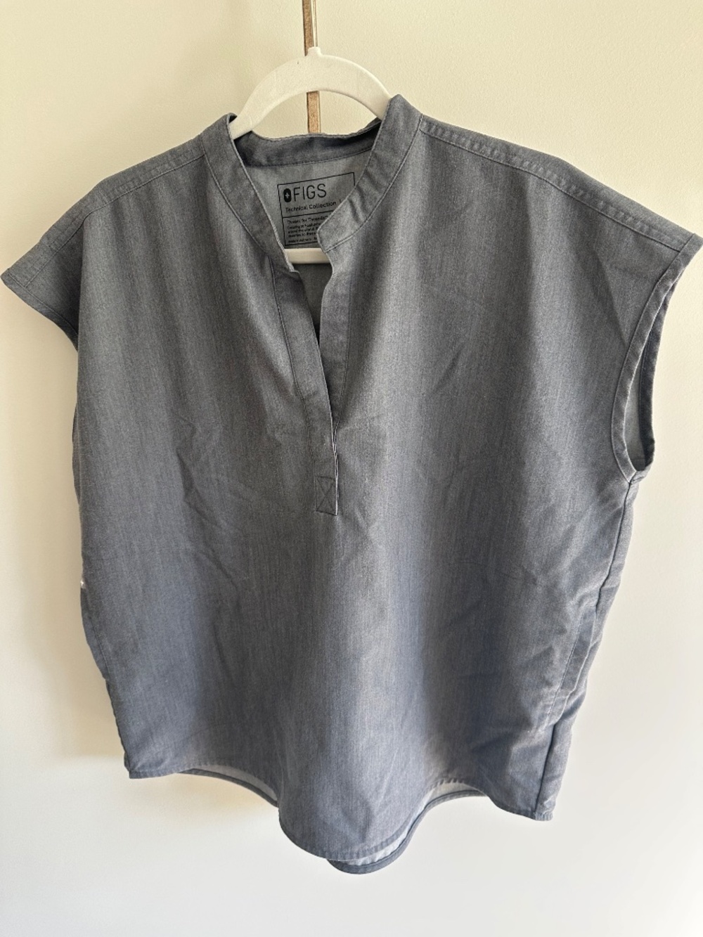 FIGS women’s scrub set (gray) - Picture 3 of 9